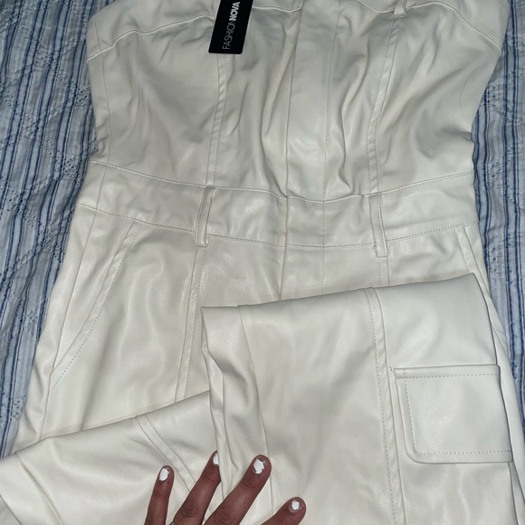 Fashion nova Jumpsuit leather
Cream color - Picture 3 of 4
